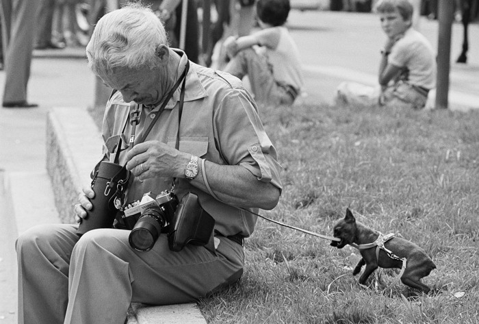 Hobbyfotograf und sein Hund 1978